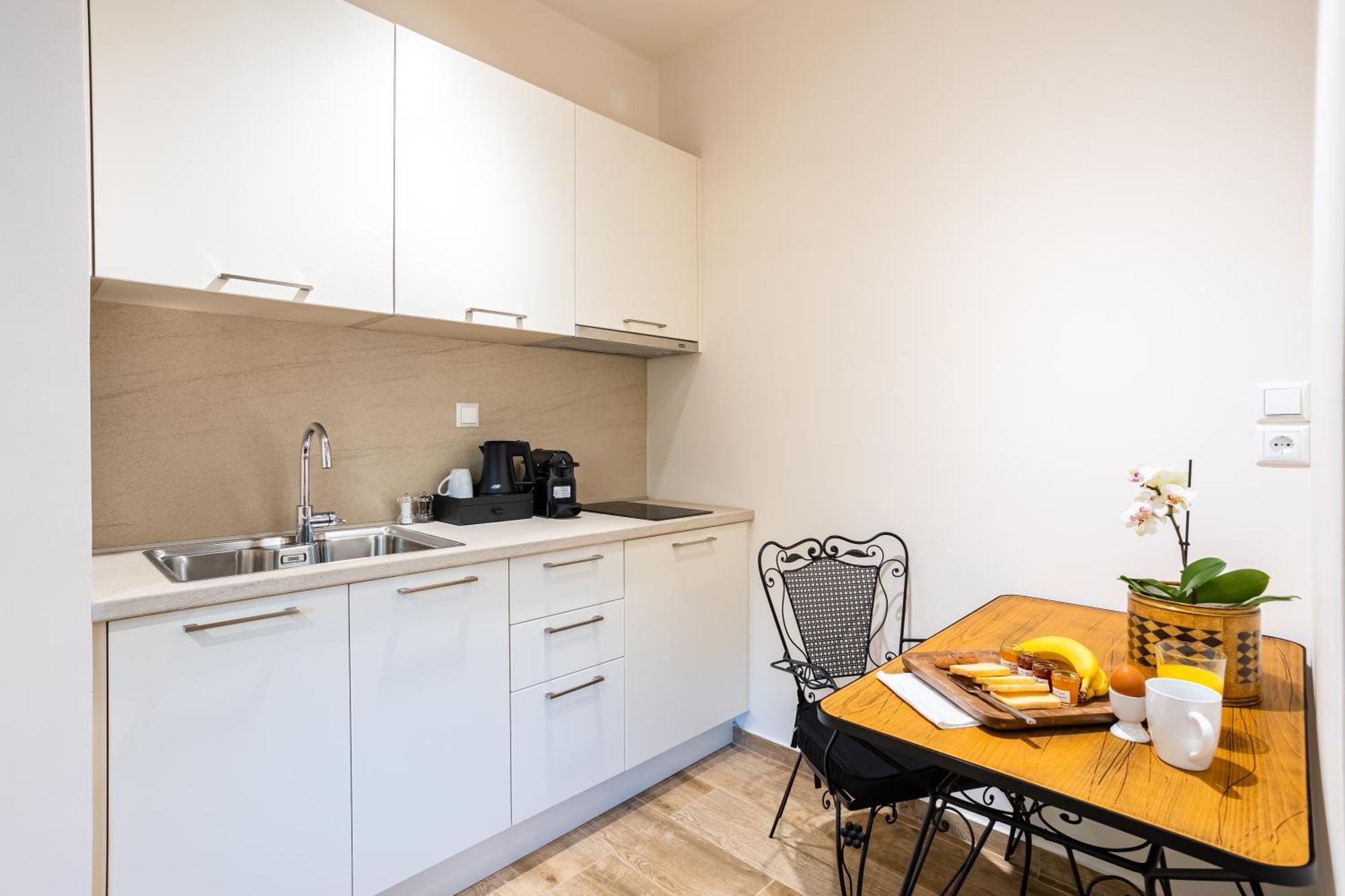 Villy'S Comfort Zone Apartments Kalamata Exterior photo