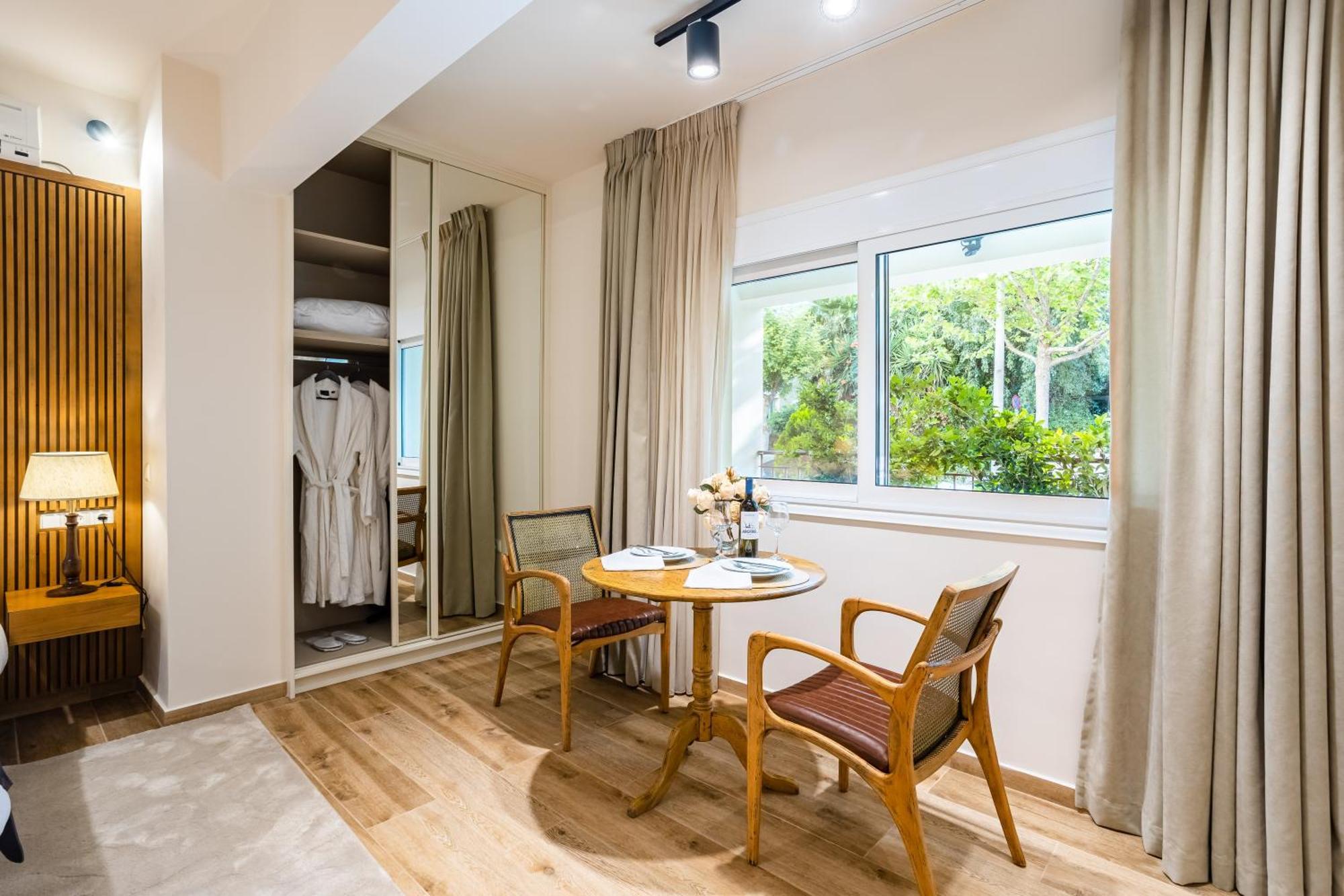 Villy'S Comfort Zone Apartments Kalamata Exterior photo